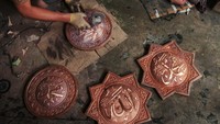 Kerajinan itu dijual dengan harga mulai dari Rp 200 ribu hingga Rp 100 juta tergantung jenis, ukuran dan tingkat kesulitannya. Selain dipasarkan di sejumlah wilayah Indonesia, kerajinan itu juga ekspor ke luar negeri.