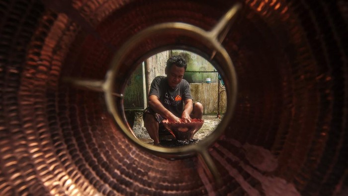 Kerajinan Tembaga di Boyolali Perajin menghaluskan hasil kerajinan kaligrafi dari tembaga di rumah produksi Nuansa Art, Tumang, Cepogo, Boyolali, Jawa Tengah, Jumat (22/3/2024). Berbagai macam hasil kerajinan dari bahan tembaga, kuningan dan aluminium seperti hiasan lampu, hiasan dinding, kaligrafi itu dijual dari harga Rp200 ribu hingga Rp100 juta tergantung jenis, ukuran dan tingkat kesulitannya serta telah dipasarkan ke sejumlah daerah di Indonesia dan di ekspor ke luar negeri. ANTARA FOTO/Aloysius Jarot Nugroho/YU