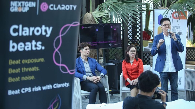 Derek Teo, Distribution Sales and Strategic Alliance Director APJ Claroty (kiri) dan Sanny Hadinata, Managing Director NEXTGEN Indonesia (kanan) pada peresmian kerjasama NEXTGEN dan Claroty di Jakarta (21/3/2024).