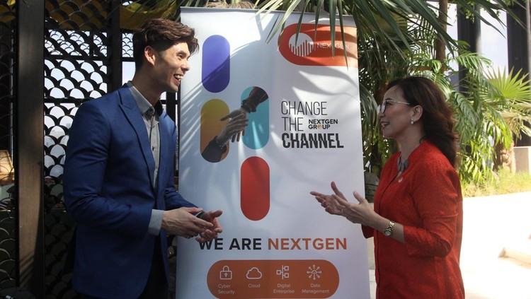 Derek Teo, Distribution Sales and Strategic Alliance Director APJ Claroty (kiri) dan Sanny Hadinata, Managing Director NEXTGEN Indonesia (kanan) pada peresmian kerjasama NEXTGEN dan Claroty di Jakarta (21/3/2024).
