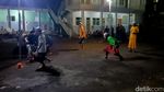 Keseruan Santri Bermain Sepak Bola Api Saat Ramadan