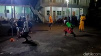 Sebelum pertandingan, seperti biasa bermain bola, para santri terlebih dahulu melakukan pemanasan dan peregangan otot agar terhindar dari cedera.