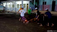 Setelah peregangan otot, para santri yang akan bertanding diberi wejangan oleh kiai agar tidak cedera dan kebal panas.