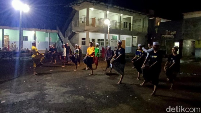 Keseruan Santri di Probolingo Bermain Sepak Bola Api Keseruan Santri di Probolingo Bermain Sepak Bola Api