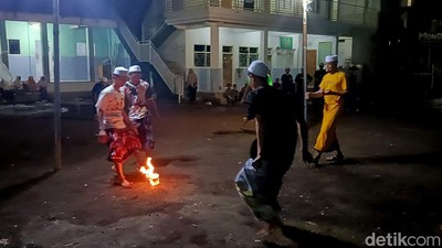 Keseruan Santri Bermain Sepak Bola Api Saat Ramadan