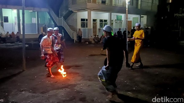 Keseruan Santri Bermain Sepak Bola Api Saat Ramadan