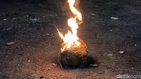 Dalam permainan ini, bola yang dimainkan terbuat dari batok kelapa kering yang terlebih dahulu direndam dalam minyak tanah kemudian dibakar.
