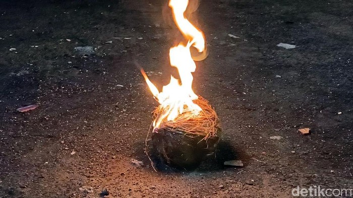 Keseruan Santri di Probolingo Bermain Sepak Bola Api