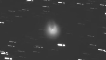 P12/Pons-Brooks disebut Komet Setan sejak tahun lalu ketika sebuah foto menangkapnya dengan bentuk tapal kuda di puncaknya, menyerupai tanduk. Foto: Gianluca Masi/The Virtual Telescope Project via Daily Mail