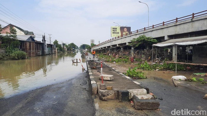 Kondisi banjir di jalur Pantura, Karanganyar, Demak, Jumat (22/3/2024).