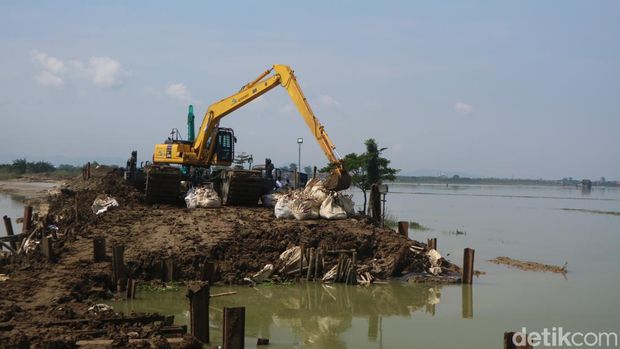Kondisi penutupan tanggul Sungai Wulan di Demak yang jebol, Jumat (22/3/2024).