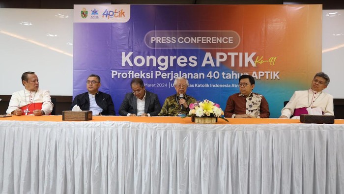 Kongres APTIK ke-41 Bahas Kerapuhan Mental di Kampus dan Era Disruptif (Kiri ke kanan) Ignatius Kardinal Suharyo (Uskup Agung Jakarta), Yulius Yasinto (Wakil Ketua APTIK), Linus M Setiadi (Ketua Pengurus Yayasan Atma Jaya), Kusbiantoro (Ketua APTIK) Yuda Turana (Rektor Universitas Katolik Indonesia Atma Jaya), Antonius Subianto Bunjamin ( Ketua KWI) saat Konferensi Pers terkait Kongres Asosiasi Perguruan Tinggi Katolik (APTIK) ke 41 di Kampus Semanggi Unika Atma Jaya, Jakarta (22/3/2024).