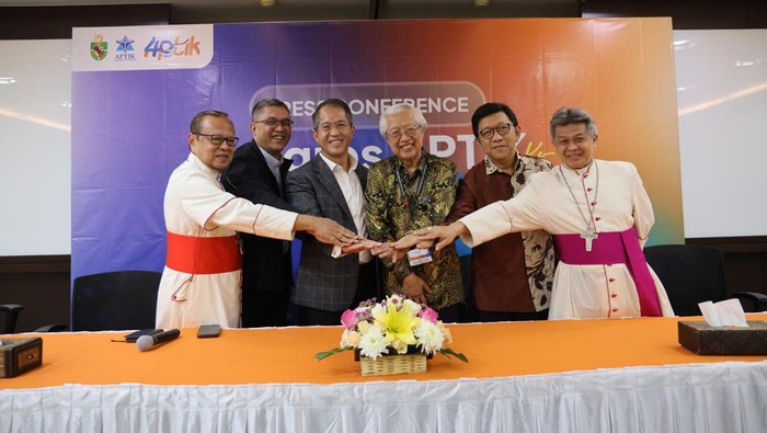 (Kiri ke kanan) Ignatius Kardinal Suharyo (Uskup Agung Jakarta), Yulius Yasinto (Wakil Ketua APTIK), Linus M Setiadi (Ketua Pengurus Yayasan Atma Jaya), Kusbiantoro (Ketua APTIK) Yuda Turana (Rektor Universitas Katolik Indonesia Atma Jaya), Antonius Subianto Bunjamin ( Ketua KWI) saat Konferensi Pers terkait Kongres Asosiasi Perguruan Tinggi Katolik (APTIK) ke 41 di Kampus Semanggi Unika Atma Jaya, Jakarta (22/3/2024).