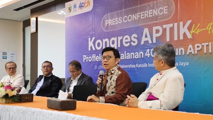 Kongres APTIK ke-41 Bahas Kerapuhan Mental di Kampus dan Era Disruptif (Kiri ke kanan) Ignatius Kardinal Suharyo (Uskup Agung Jakarta), Yulius Yasinto (Wakil Ketua APTIK), Linus M Setiadi (Ketua Pengurus Yayasan Atma Jaya), Kusbiantoro (Ketua APTIK) Yuda Turana (Rektor Universitas Katolik Indonesia Atma Jaya), Antonius Subianto Bunjamin ( Ketua KWI) saat Konferensi Pers terkait Kongres Asosiasi Perguruan Tinggi Katolik (APTIK) ke 41 di Kampus Semanggi Unika Atma Jaya, Jakarta (22/3/2024).