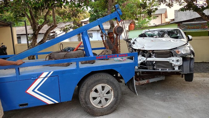Laka lantas antara truk dan mobil di Jalan Srandakan, Trimurti, Srandakan, Bantul.