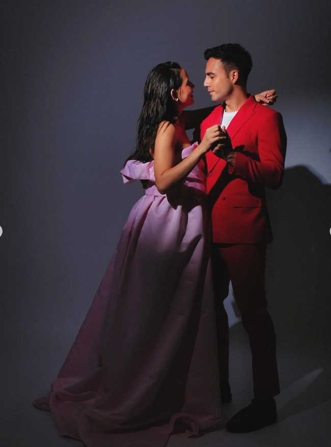 Seperti maternity shoot sebelumnya, kali ini pemotretannya itu juga tetap terlihat simpel namun elegan. Sesuai dengan jenis kelamin bayi yang sedang dikandung Laura, ia dan suaminya kompak mengenakan busana berwarna pink dan merah. Foto: Instagram/@laura_theux