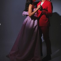 Seperti maternity shoot sebelumnya, kali ini pemotretannya itu juga tetap terlihat simpel namun elegan. Sesuai dengan jenis kelamin bayi yang sedang dikandung Laura, ia dan suaminya kompak mengenakan busana berwarna pink dan merah. Foto: Instagram/@laura_theux