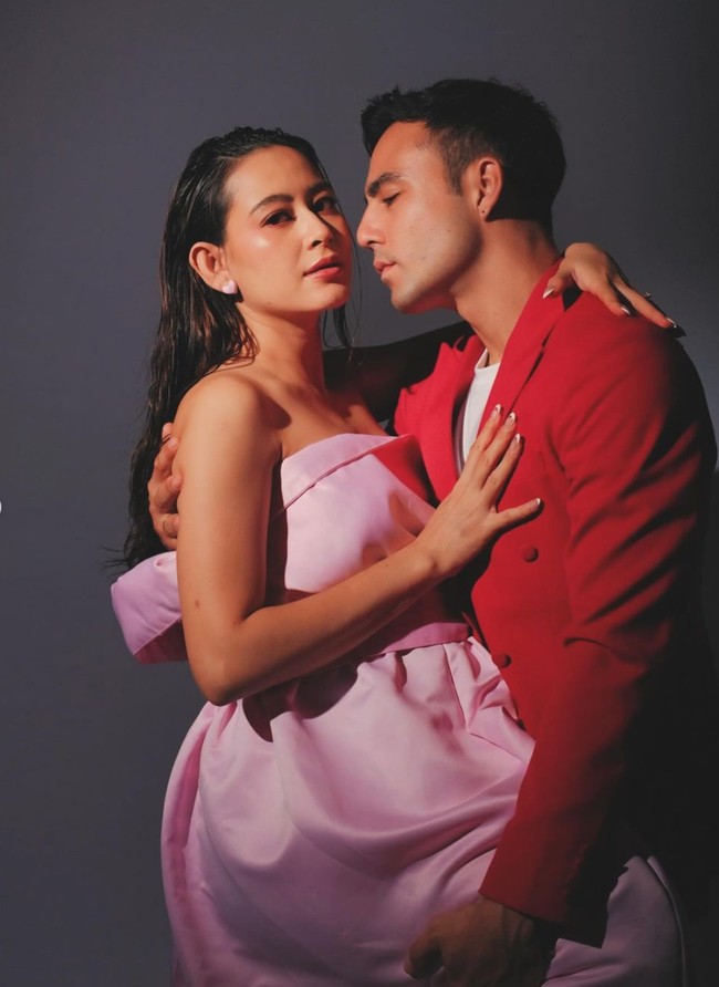 Laura tampil cantik dalam balutan gaun berwarna merah muda. Sementara sang suami, Indra Brotolaras mengenakan setelan jas berwarna merah dipadukan dengan dalaman kaos putih. Foto: Instagram/@laura_theux