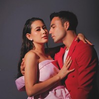 Laura tampil cantik dalam balutan gaun berwarna merah muda. Sementara sang suami, Indra Brotolaras mengenakan setelan jas berwarna merah dipadukan dengan dalaman kaos putih. Foto: Instagram/@laura_theux