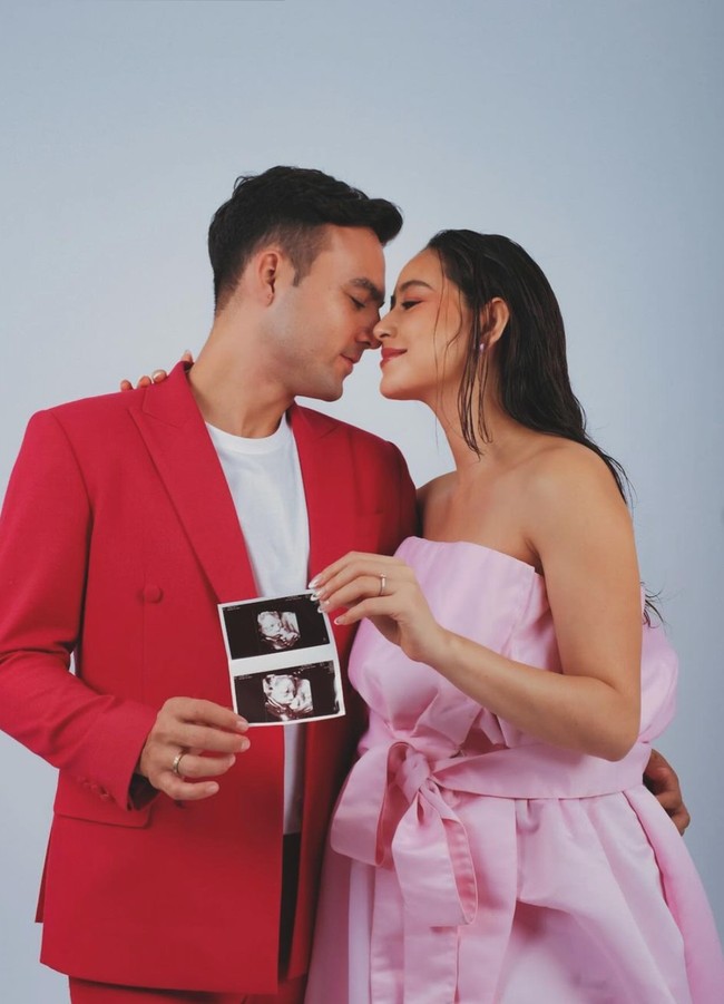 Penampilan Laura terlihat cantik dengan style semi wet hair look. Riasan wajahnya juga tampak natural dengan lipstik berwarna merah muda. Foto: Instagram/@laura_theux