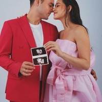 Penampilan Laura terlihat cantik dengan style semi wet hair look. Riasan wajahnya juga tampak natural dengan lipstik berwarna merah muda. Foto: Instagram/@laura_theux