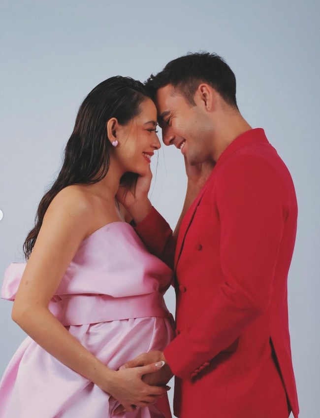 Maternity shoot Laura dan Indra pun langsung banjir pujian netizen. Tak sedikit yang juga sudah dibuat penasaran dengan wajah bayi Laura dan Indra, melihat pasangan tersebut sama-sama berwajah rupawan. Foto: Instagram/@laura_theux