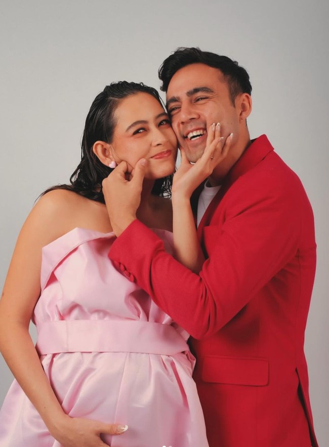 Laura dan Indra sendiri sebelumnya sudah beberapa kali menjalani maternity shoot dengan konsep yang juga simpel namun tetap elegan. Kini baby bump di perut Laura itu pun sudah terlihat semakin besar. Foto: Instagram/@laura_theux