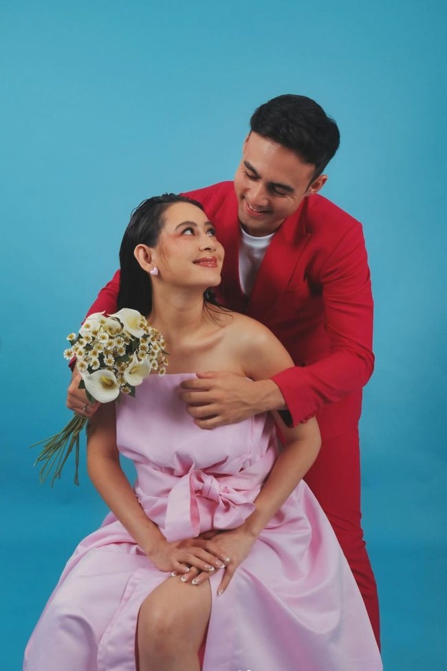 Pastinya akan memiliki wajah blasteran seperti kedua orangtuanya, banyak netizen yang sudah memberi julukan ‘bayi bule’ kepada calon anak Laura dan Indra. “Siap ikut membesarkan bayi bule dg kuota,” komentar salah seorang netizen. Foto: Instagram/@laura_theux