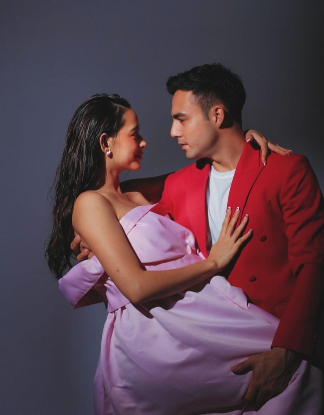 Aktris cantik Laura Theux kembali membagikan maternity shoot dirinya bersama sang suami, Indra Brotolaras. Maternity shoot kali ini sekaligus mengumumkan jenis kelamin bayi yang sedang dikandungnya. Foto: Instagram/@laura_theux