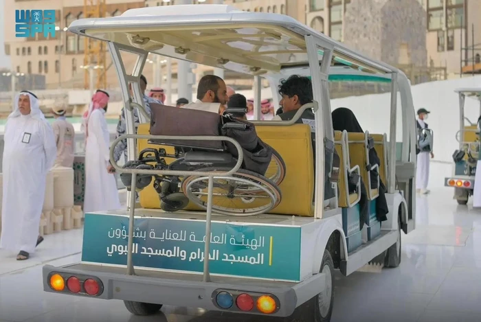 Saudi sediakan layanan mobil golf untuk jemaah lansia dan disabilitas di Masjidil Haram.