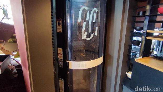 Lift kampus di kotel Pitu Rooms Salatiga yang cuma muat 1 orang. Foto diunggah Jumat (22/3/2024).