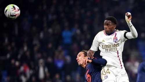 Lyons French midfielder #34 Mahamadou Diawara (R) fights for the ball with Lilles Turkish midfielder #12 Yusuf Yazici (L) during the French L1 football match between Olympique Lyonnais (Lyon) and LOSC (Lille) at the Groupama stadium in Lyon, central eastern France on November 26, 2023. (Photo by ARNAUD FINISTRE / AFP)