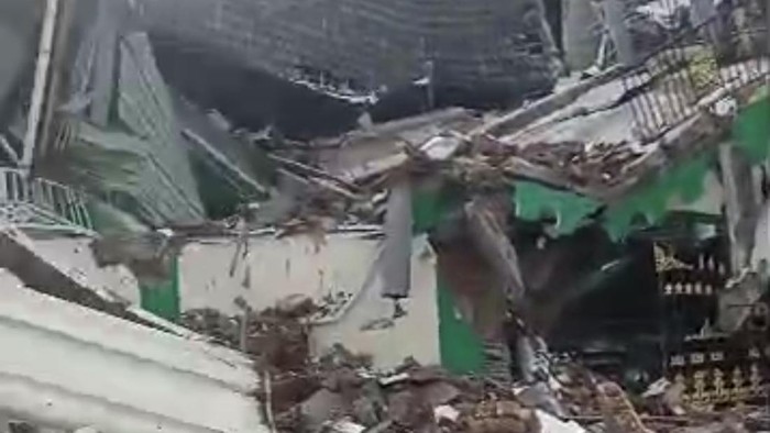 Masjid di Desa Gunungteguh, Kecamatan Sangkapura yang ambruk akibat gempa