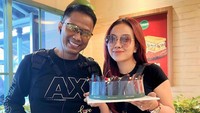 Rayakan ulang tahun sang ayah, Mayang berikan kejutan berupa cake cokelat hingga hadiah khusus untuk sang ayah. Foto: Instagram @mayaang.lucyaana
