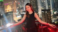 Mayang Lucyana atau dikenal sebagai Mayang adik dari mendiang Vanessa Angel. Baru-baru ini Mayang disorot netizen usai berlibur ke Malaysia ditemani sang ayah. Di sana mereka sempat mampir ke Hard Rock Cafe. Foto: Instagram @mayaang.lucyaana