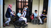 Di halaman gedung yayasan yang telah berdiri sejak 1954 itu, kebanyakan siswa terlihat harus dituntun sampai ke ruangan kelas menggunakan kursi roda dan alat bantu berjalan karena mereka adalah penyandang disabilitas tunadaksa sekaligus penyandang kelainan motorik yang salah satunya disebabkan gangguan otak (cerebral palsy).  