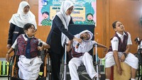 Meski mereka merupakan para penyandang disabilitas dengan kondisi sedang hingga berat, namun para guru telah dibekali visi agar tidak mengawali niat dedikasi mengajar karena rasa iba atau rasa kasihan, tetapi harus melihat suatu kemampuan yang dapat dikembangkan pada muridnya.  