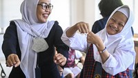 Menurut Direktur Pelaksana YPAC Agoes Abdoel Rakhman apabila memulainya dengan rasa iba, maka akan cenderung membatasi atau menurunkan standar ke murid yang diampunya itu, sehingga pendidik juga tidak akan melihat harapan atau kemampuan apa yang ternyata bisa dilakukan dan dikembangkan pada murid disabilitas tersebut.  