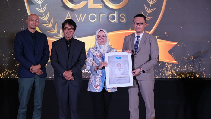 Menaker Ida Fauziyah Terima 2 Penghargaan dari The Iconomics