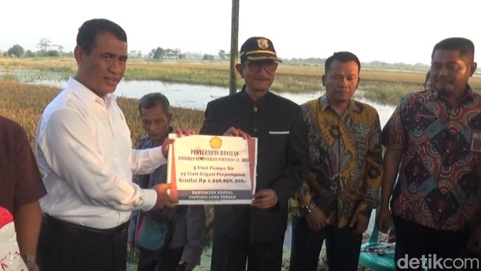Mentan Andi Amran Sulaiman menyerahkan bantuan.