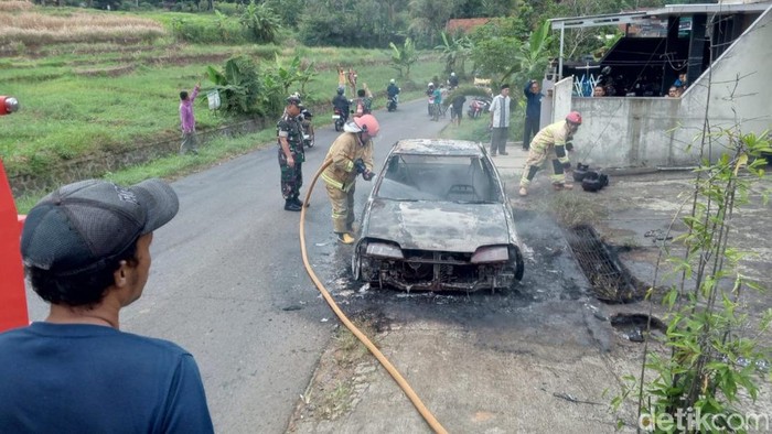Mobil sedan terbakar di Ciamis