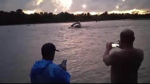 Mobil truk milik Koramil 1604-03/Naikliu terjebak banjir deras di Sungai Bonpo, Desa Soliu, Kecamatan Amfoang Barat Laut, Kabupaten Kupang, NTT. (Tangkapan layar video)
