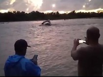 Mobil TNI Terjebak Banjir Berjam-jam di Sungai Amfoang Kupang