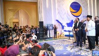 Ketua Umum Partai Gerindra sekaligus presiden terpilih 2024-2029 Prabowo Subianto berbicara kepada awak media ditemani oleh Ketua Umum Partai NasDem Surya Paloh di Nasdem Tower, Jakarta, Jumat (22/3/2024).