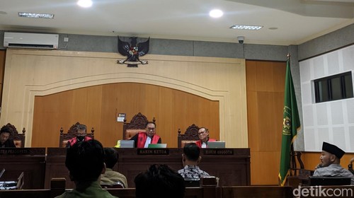 Muhammad Maqdis, Agus Salim, dan Rofiko Alfiansyah saat dikonfrontasi dalam persidangan di PN Tipikor Mataram, Jumat malam (22/3/2024). (Foto: Ahmad Viqi/detikBali)