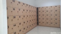 Fasilitasnya lengkap. Mulai dari tempat wudhu, rak sendal dan sepatu hingga locker penyimpanan barang. Musala ini juga menyediakan sarung, mukena dan Al-Quran. (Foto: Hanif Hawari/detikHikmah)