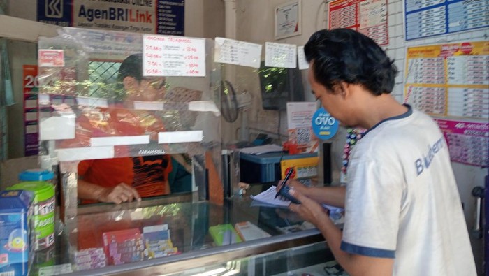 Nasabah  di Agen BRILink Farah Cell