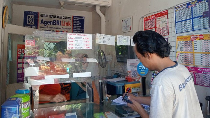 Nasabah di Agen BRILink Farah Cell