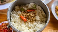 Omah Badok menawarkan lebih dari 30 makanan dan minuman, menu utamanya yang paling sering dipesan ada Nasi Liwet Panci (Rp 40.000) bisa untuk 3-4 orang, disajikan dengan teri Medan dan petai goreng yang harum. Foto: detikFood