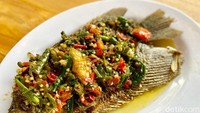 Lauknya ada Gurame Omah Badok (Rp 56.000), ikan gurame digoreng garing kemudian disiram dengan sambal rawit hijau dan merah yang sekilas mirip seperti sambal pecak.  Foto: detikFood